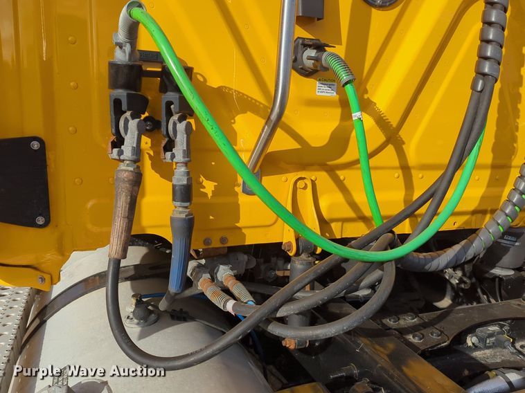 image for item NZ9289 2020 Freightliner Cascadia 126 semi truck