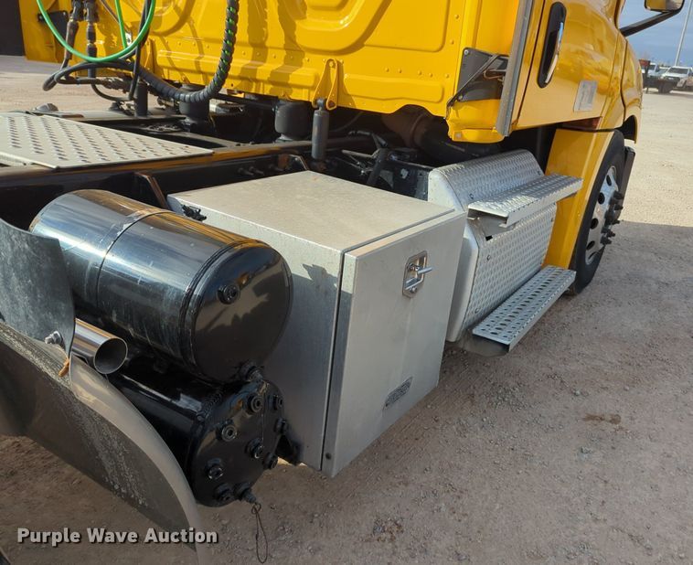 image for item NZ9289 2020 Freightliner Cascadia 126 semi truck