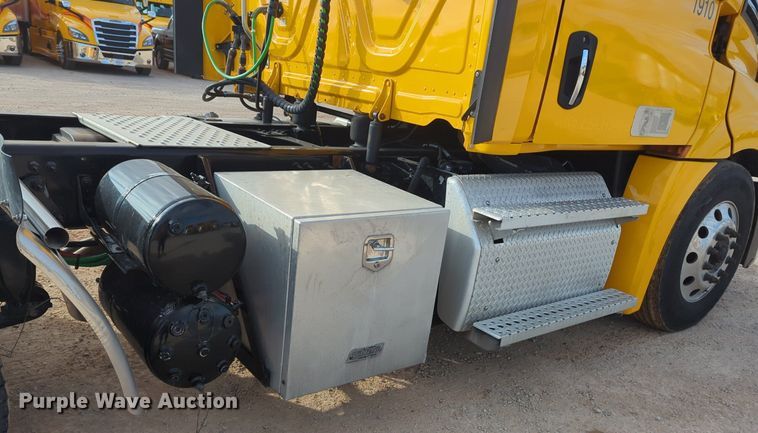 image for item NZ9289 2020 Freightliner Cascadia 126 semi truck