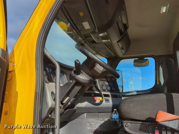 image for item NZ9289 2020 Freightliner Cascadia 126 semi truck