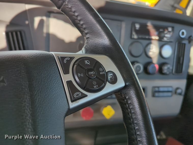 image for item NZ9289 2020 Freightliner Cascadia 126 semi truck