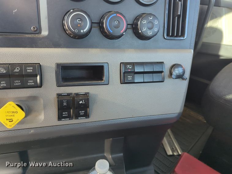 image for item NZ9289 2020 Freightliner Cascadia 126 semi truck