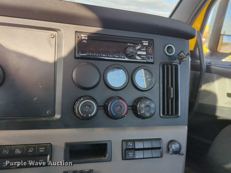 image for item NZ9289 2020 Freightliner Cascadia 126 semi truck