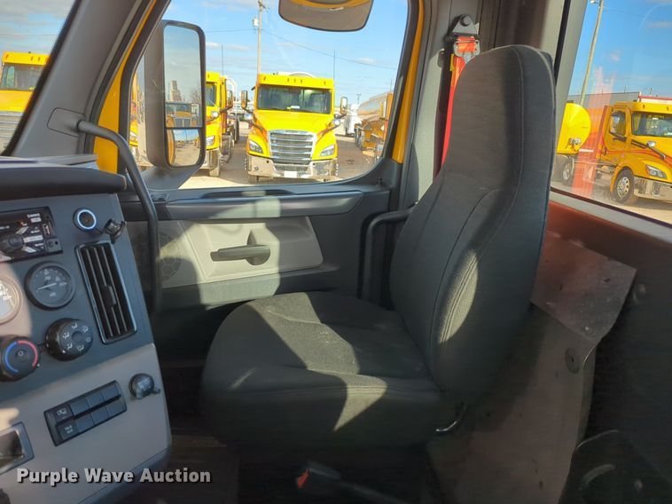 image for item NZ9289 2020 Freightliner Cascadia 126 semi truck