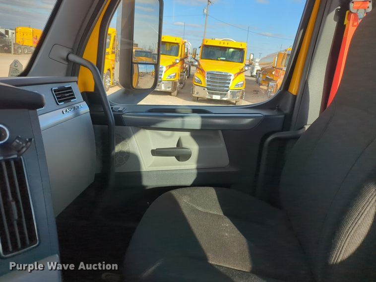 image for item NZ9289 2020 Freightliner Cascadia 126 semi truck