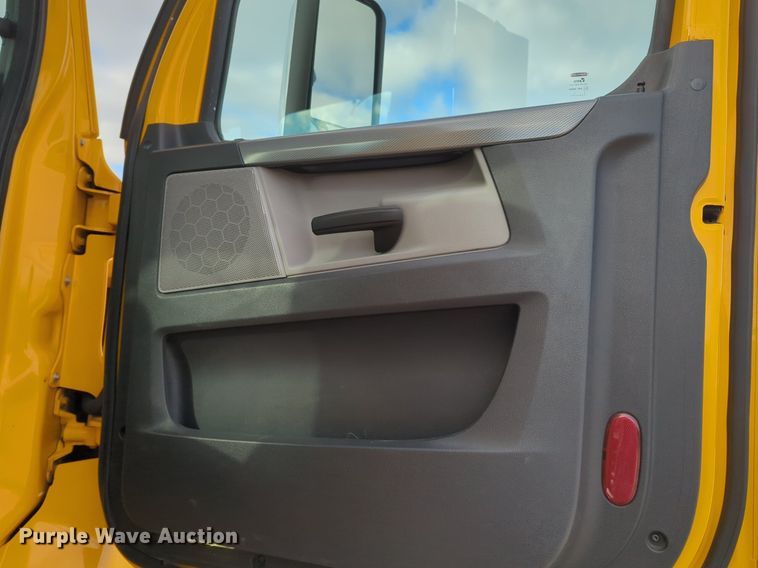 image for item NZ9289 2020 Freightliner Cascadia 126 semi truck