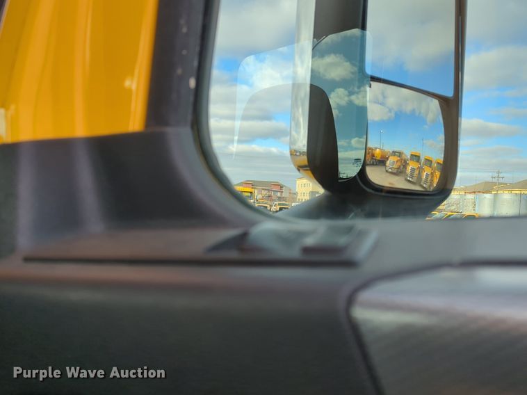 image for item NZ9289 2020 Freightliner Cascadia 126 semi truck