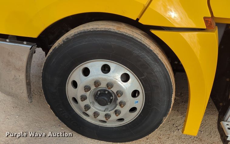 image for item NZ9289 2020 Freightliner Cascadia 126 semi truck