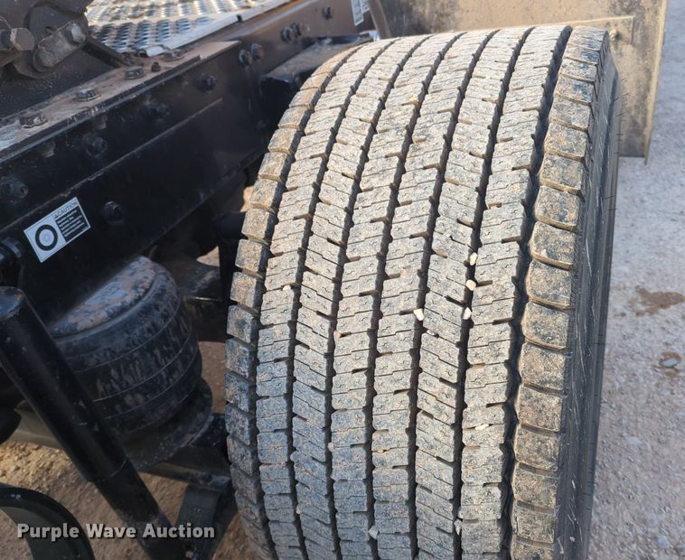 image for item NZ9290 2020 Kenworth  T680 semi truck