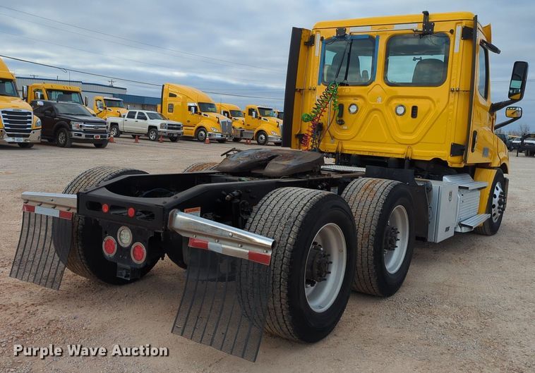 image for item NZ9291 2020 Freightliner  Cascadia 126 semi truck