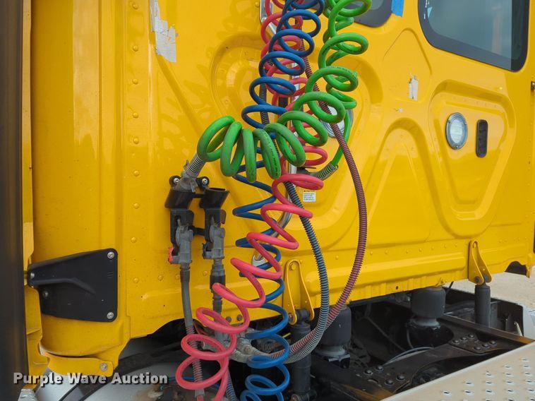 image for item NZ9291 2020 Freightliner  Cascadia 126 semi truck