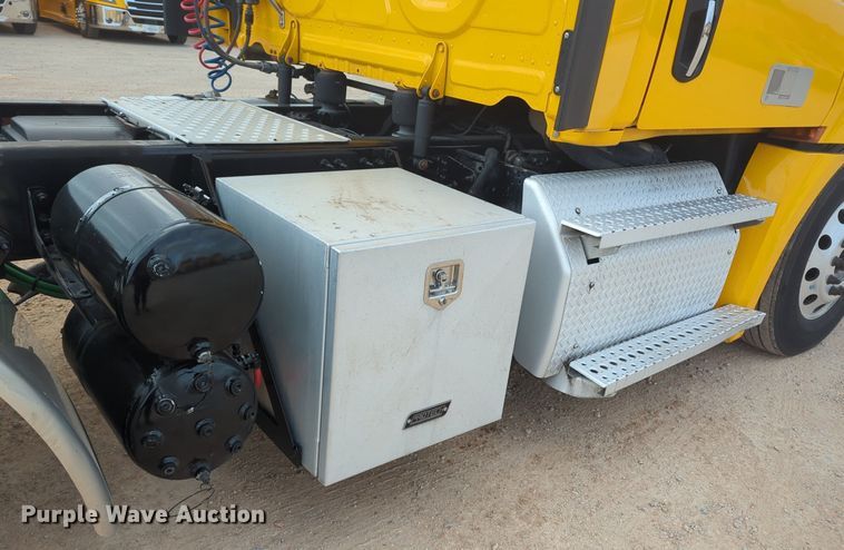 image for item NZ9291 2020 Freightliner  Cascadia 126 semi truck