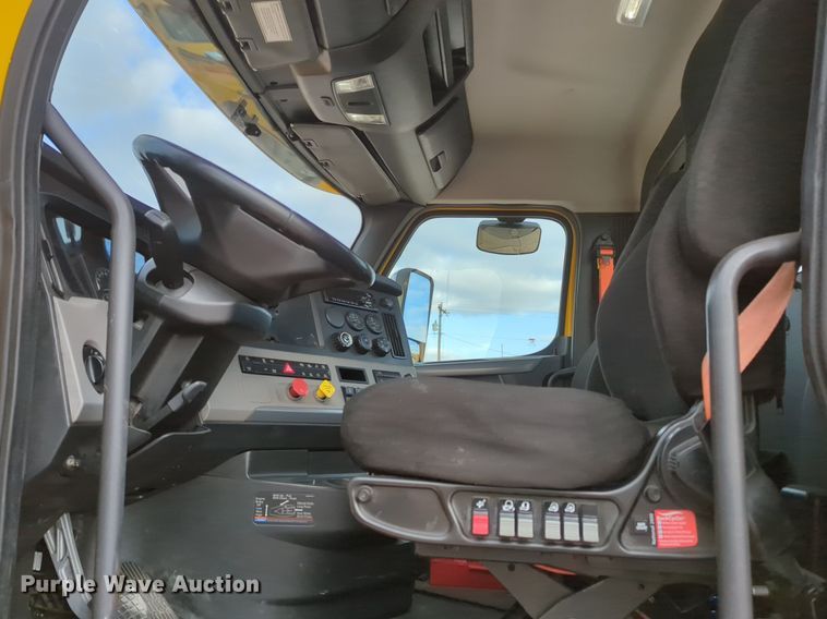 image for item NZ9291 2020 Freightliner  Cascadia 126 semi truck