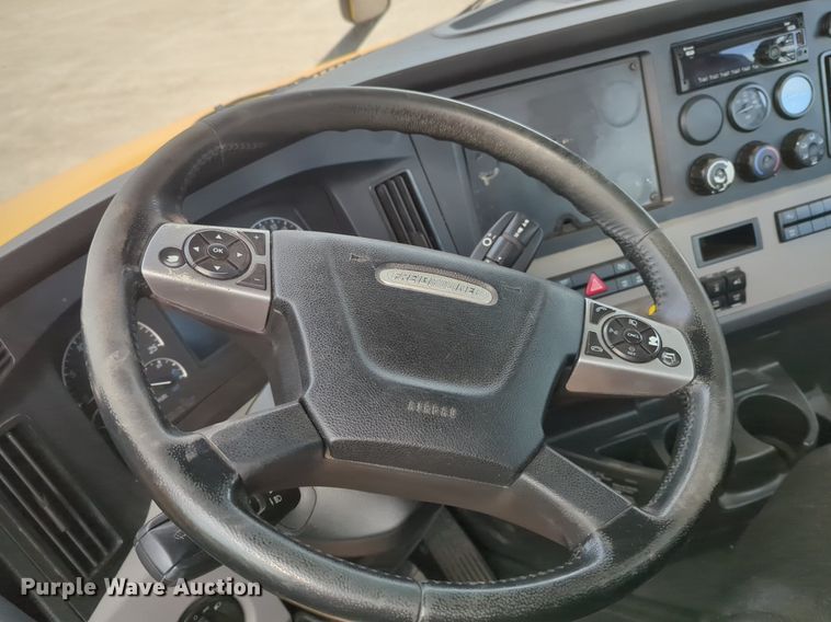 image for item NZ9291 2020 Freightliner  Cascadia 126 semi truck