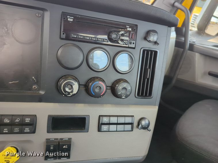 image for item NZ9291 2020 Freightliner  Cascadia 126 semi truck