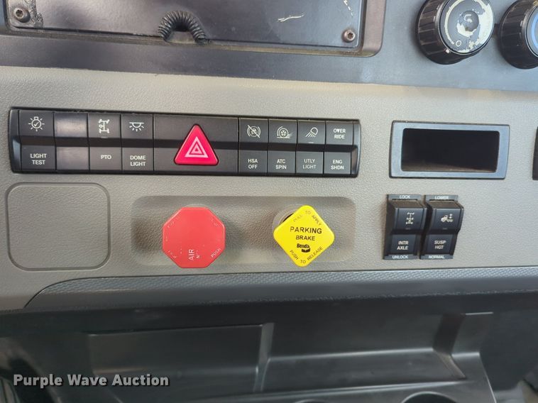 image for item NZ9291 2020 Freightliner  Cascadia 126 semi truck