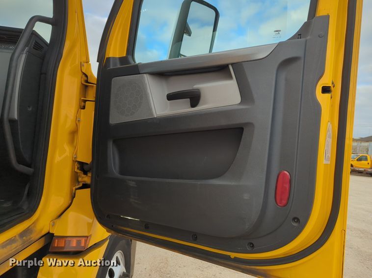 image for item NZ9291 2020 Freightliner  Cascadia 126 semi truck