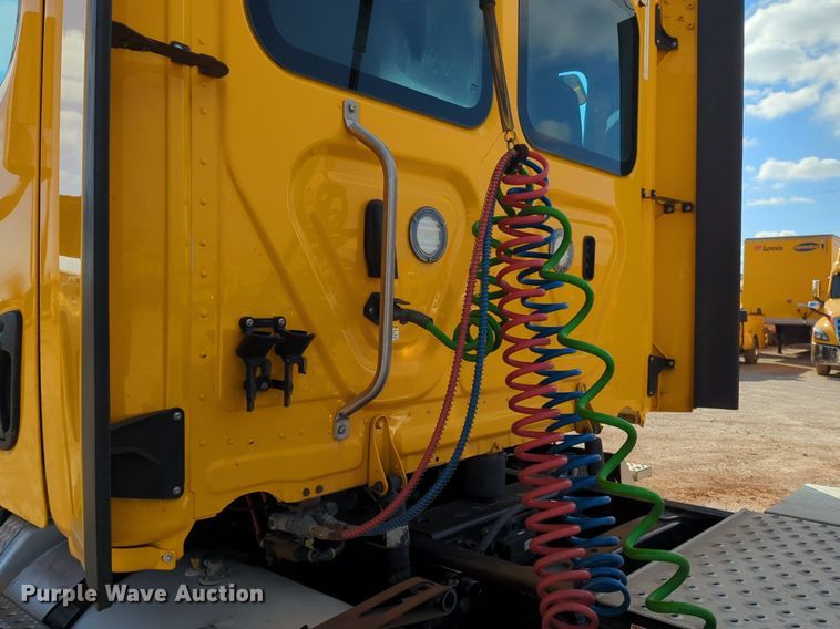 image for item NZ9296 2018 Freightliner Cascadia 125 semi truck