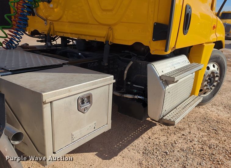 image for item NZ9296 2018 Freightliner Cascadia 125 semi truck