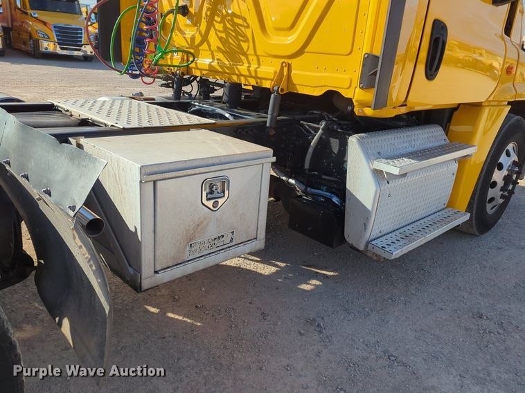 image for item NZ9297 2018 Freightliner  Cascadia 125 semi truck