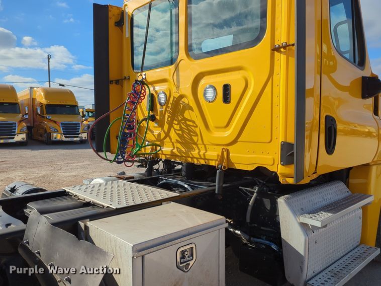 image for item NZ9297 2018 Freightliner  Cascadia 125 semi truck