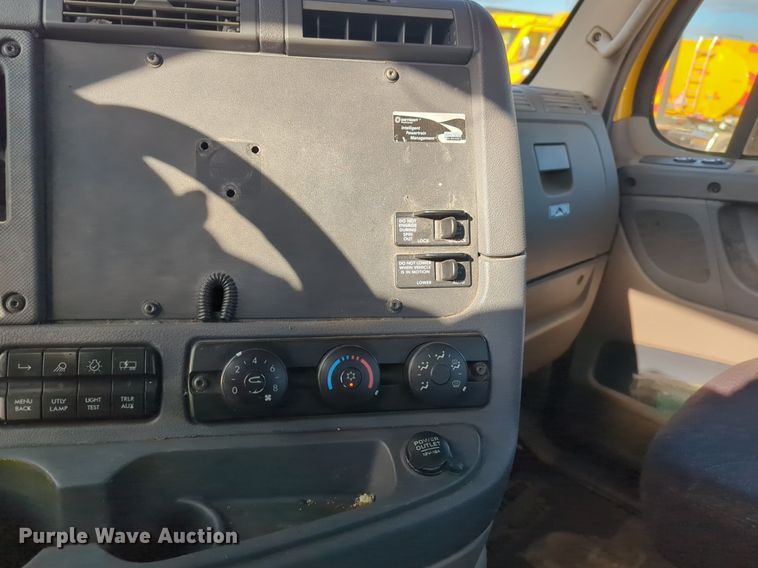 image for item NZ9297 2018 Freightliner  Cascadia 125 semi truck