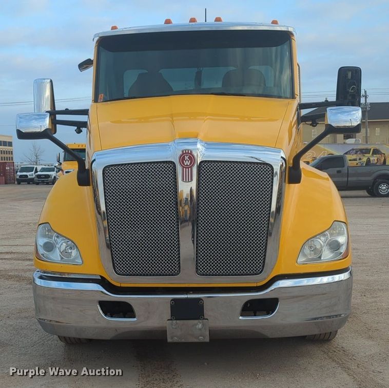 image for item OD9252 2019 Kenworth T680 semi truck