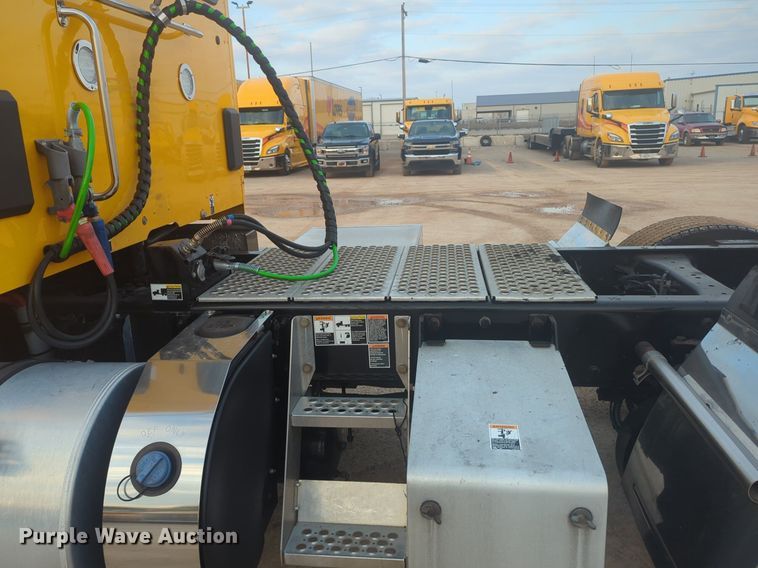 image for item OD9252 2019 Kenworth T680 semi truck