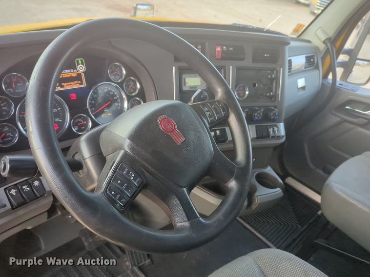 image for item OD9252 2019 Kenworth T680 semi truck