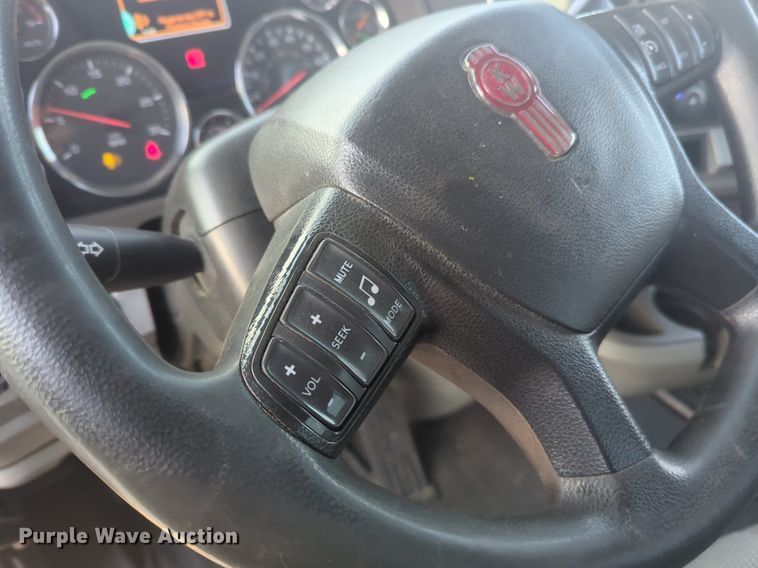 image for item OD9252 2019 Kenworth T680 semi truck