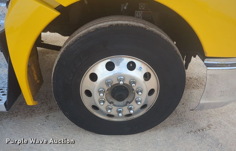 image for item OD9252 2019 Kenworth T680 semi truck