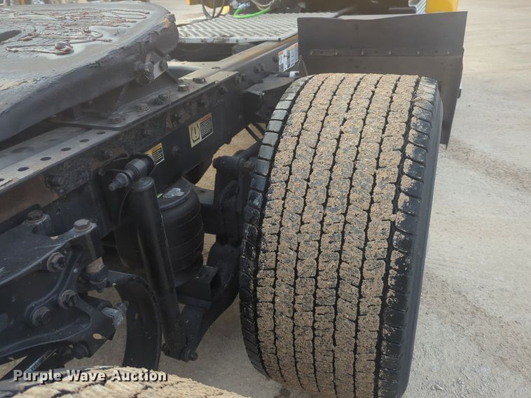 image for item OD9252 2019 Kenworth T680 semi truck