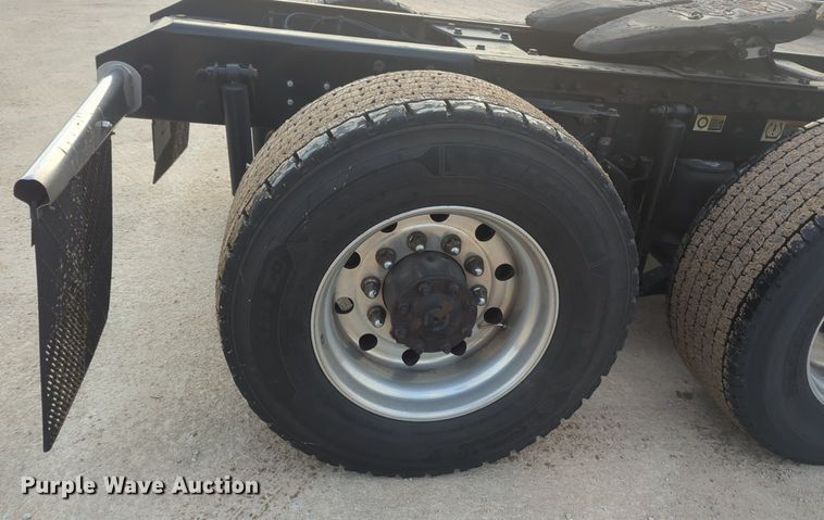 image for item OD9252 2019 Kenworth T680 semi truck