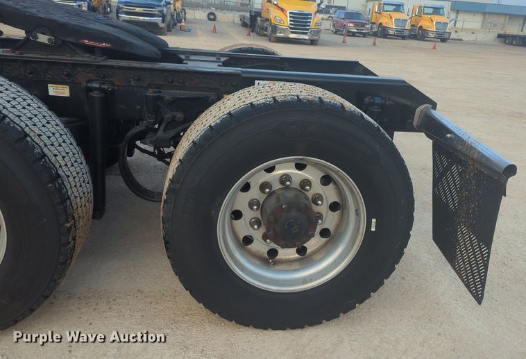 image for item OD9252 2019 Kenworth T680 semi truck