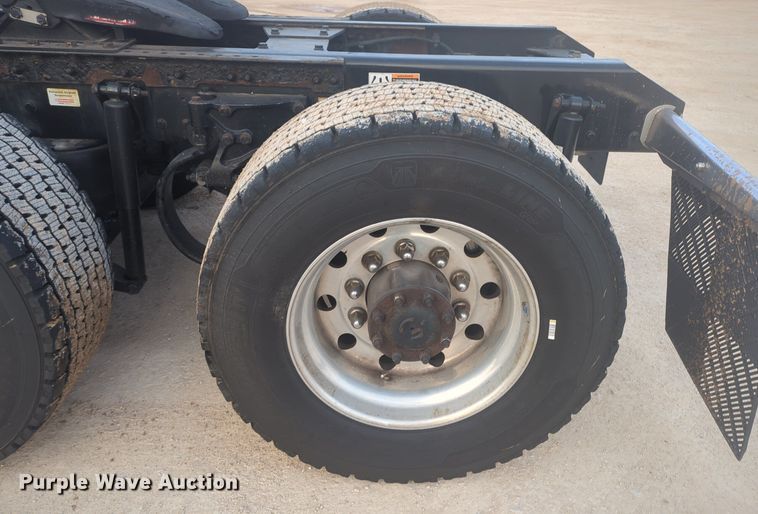 image for item OD9252 2019 Kenworth T680 semi truck