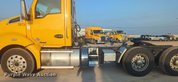 image for item OD9253 2020 Kenworth  T680 semi truck