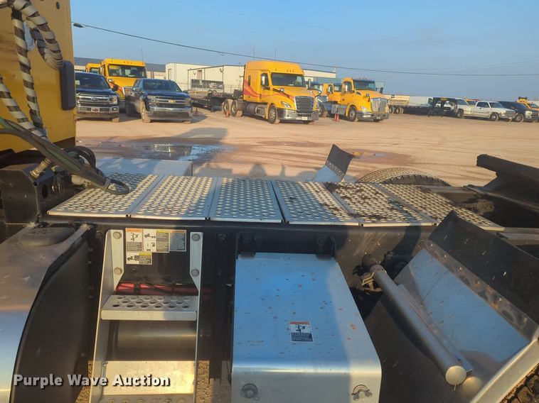 image for item OD9253 2020 Kenworth  T680 semi truck