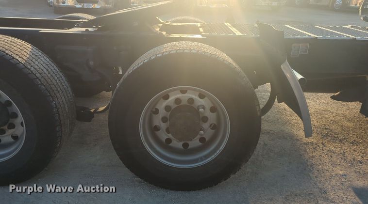 image for item OD9253 2020 Kenworth  T680 semi truck