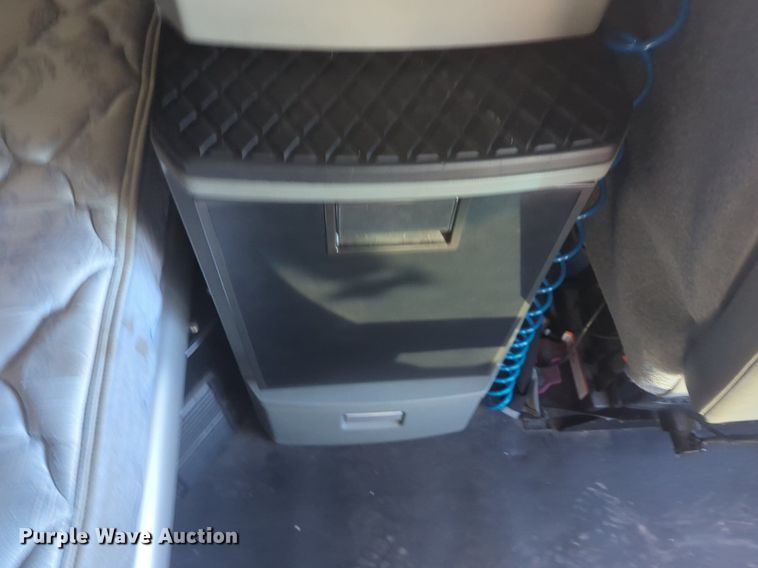 image for item OD9255 2020 Kenworth T680 semi truck