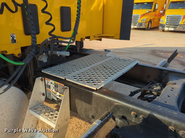 image for item OD9256 2019 Kenworth T680 semi truck