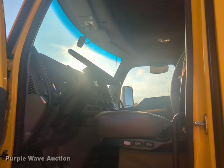 image for item OD9256 2019 Kenworth T680 semi truck