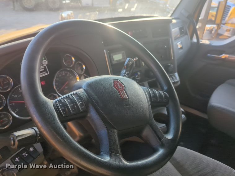 image for item OD9256 2019 Kenworth T680 semi truck