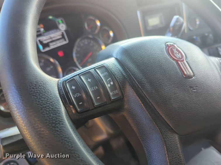 image for item OD9256 2019 Kenworth T680 semi truck