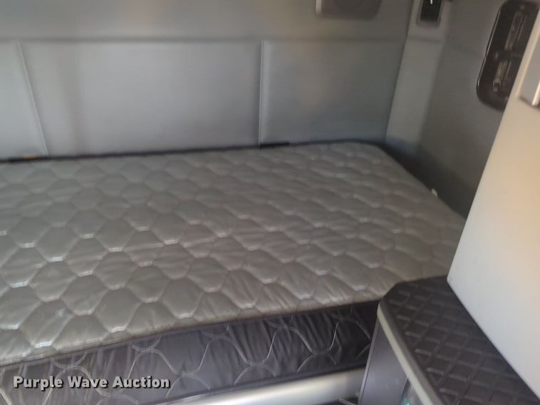 image for item OD9256 2019 Kenworth T680 semi truck