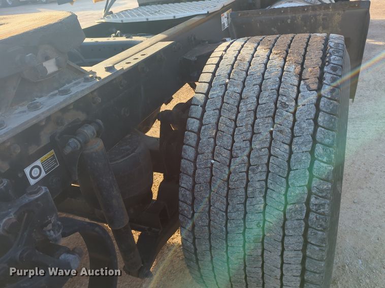 image for item OD9256 2019 Kenworth T680 semi truck