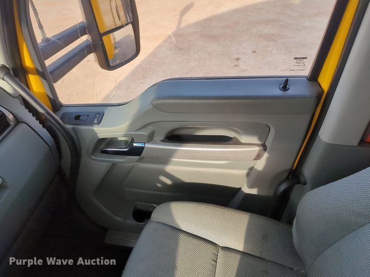 image for item OD9257 2019 Kenworth T680 semi truck