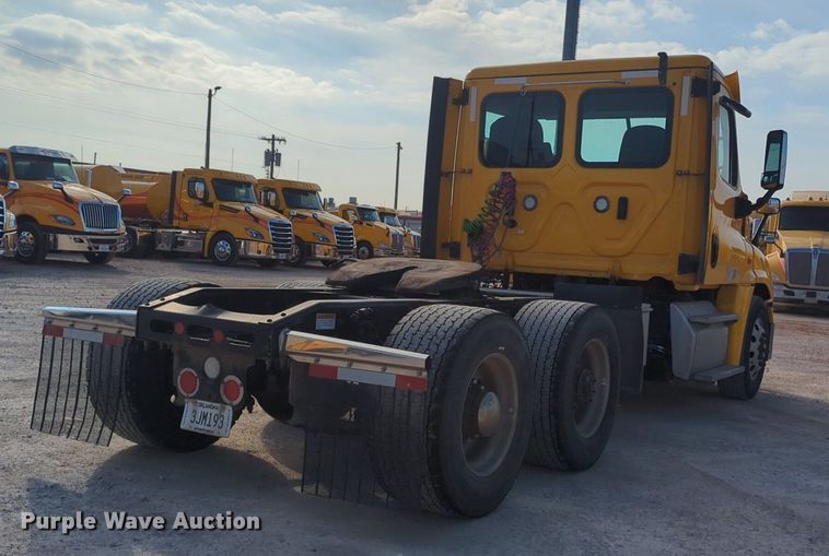 image for item OD9260 2018 Freightliner  Cascadia 125 semi truck