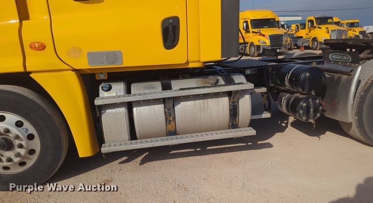 image for item OD9260 2018 Freightliner  Cascadia 125 semi truck