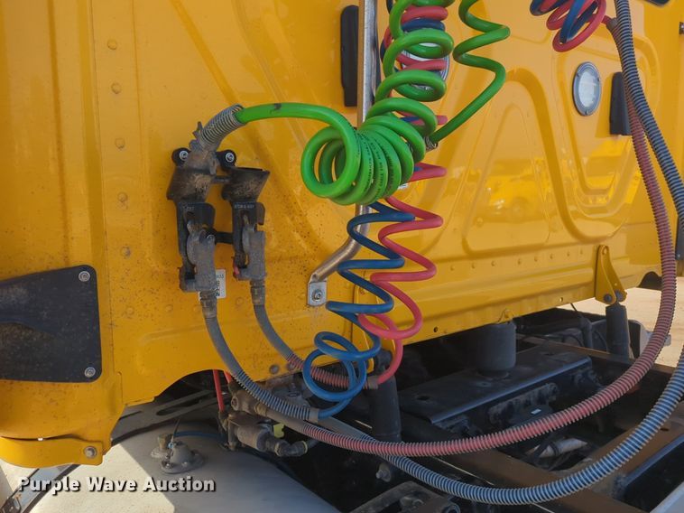 image for item OD9260 2018 Freightliner  Cascadia 125 semi truck