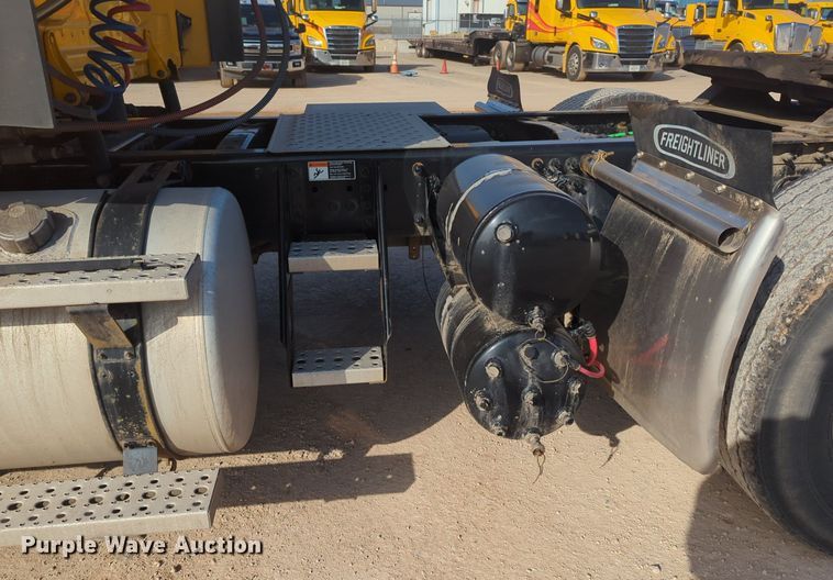 image for item OD9260 2018 Freightliner  Cascadia 125 semi truck